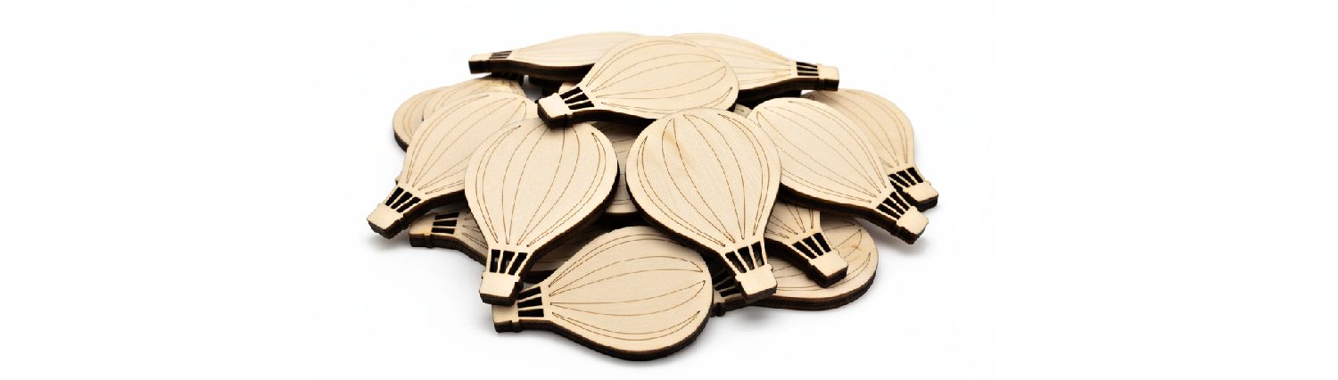 Dřevěné výřezy horkovzdušných balónů na hromadě