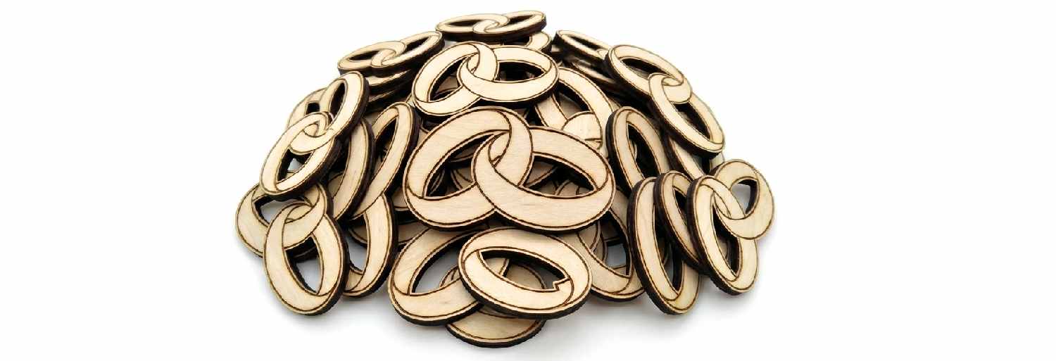 Svatební prstýnky na hromadě